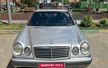 Mercedes-Benz E-Класс, 1997 год, 430 000 рублей, 1 фотография