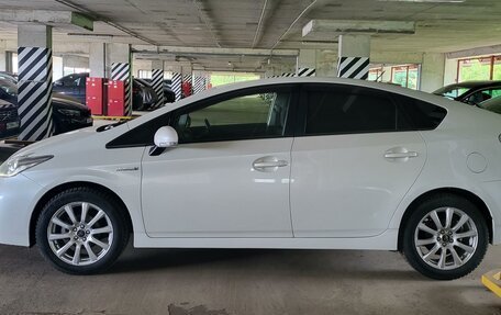 Toyota Prius, 2015 год, 1 355 000 рублей, 4 фотография