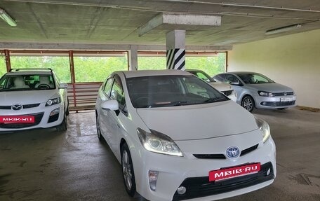 Toyota Prius, 2015 год, 1 355 000 рублей, 2 фотография