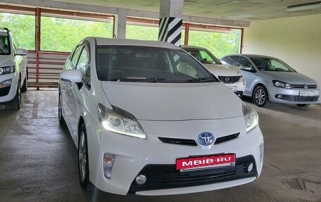 Toyota Prius, 2015 год, 1 355 000 рублей, 3 фотография