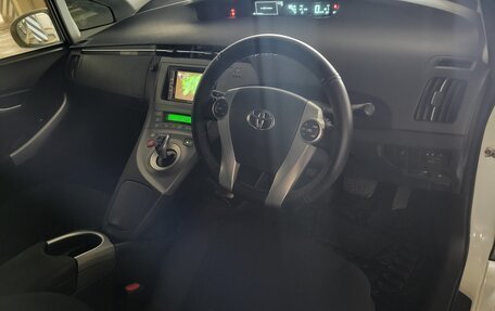 Toyota Prius, 2015 год, 1 355 000 рублей, 14 фотография