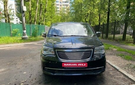 Chrysler Voyager IV, 2013 год, 1 925 000 рублей, 2 фотография