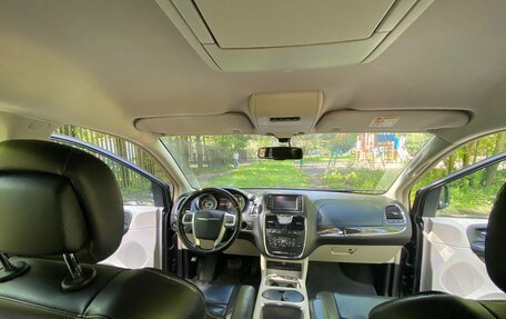 Chrysler Voyager IV, 2013 год, 1 925 000 рублей, 10 фотография