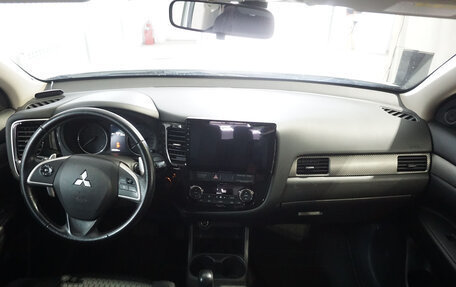 Mitsubishi Outlander III рестайлинг 3, 2013 год, 1 630 000 рублей, 14 фотография