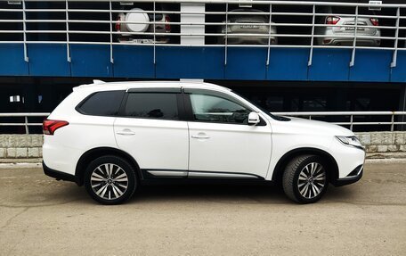 Mitsubishi Outlander III рестайлинг 3, 2018 год, 2 437 000 рублей, 4 фотография