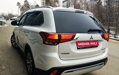 Mitsubishi Outlander III рестайлинг 3, 2018 год, 2 437 000 рублей, 5 фотография