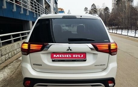 Mitsubishi Outlander III рестайлинг 3, 2018 год, 2 437 000 рублей, 6 фотография