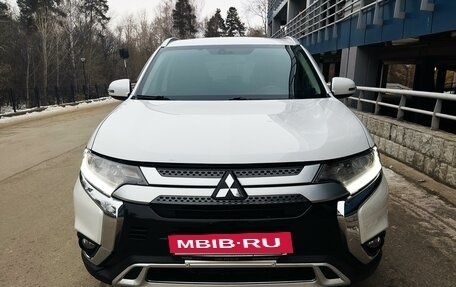 Mitsubishi Outlander III рестайлинг 3, 2018 год, 2 437 000 рублей, 2 фотография