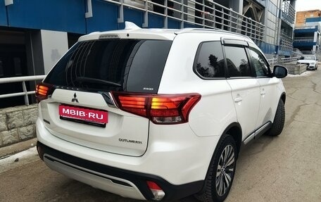 Mitsubishi Outlander III рестайлинг 3, 2018 год, 2 437 000 рублей, 7 фотография