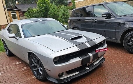 Dodge Challenger III рестайлинг 2, 2021 год, 3 500 000 рублей, 2 фотография