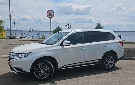 Mitsubishi Outlander III рестайлинг 3, 2015 год, 2 100 000 рублей, 1 фотография