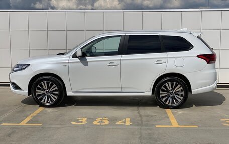 Mitsubishi Outlander III рестайлинг 3, 2022 год, 3 150 000 рублей, 8 фотография