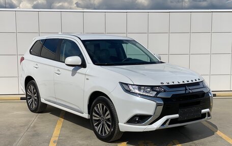 Mitsubishi Outlander III рестайлинг 3, 2022 год, 3 150 000 рублей, 2 фотография