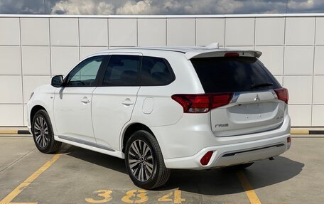 Mitsubishi Outlander III рестайлинг 3, 2022 год, 3 150 000 рублей, 5 фотография