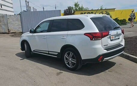 Mitsubishi Outlander III рестайлинг 3, 2015 год, 2 100 000 рублей, 3 фотография