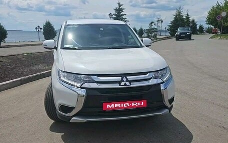 Mitsubishi Outlander III рестайлинг 3, 2015 год, 2 100 000 рублей, 6 фотография