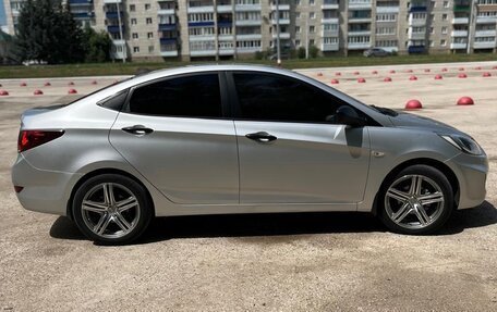 Hyundai Solaris II рестайлинг, 2013 год, 820 000 рублей, 4 фотография