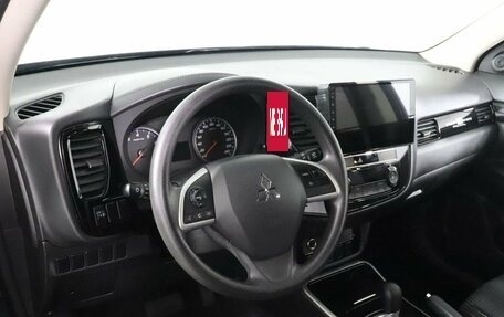 Mitsubishi Outlander III рестайлинг 3, 2018 год, 1 885 000 рублей, 18 фотография