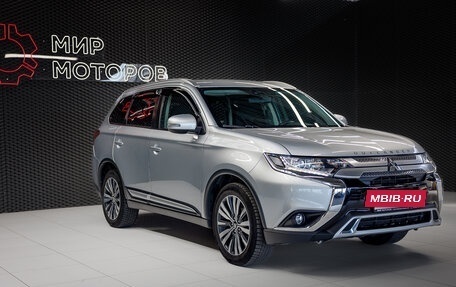 Mitsubishi Outlander III рестайлинг 3, 2019 год, 2 240 000 рублей, 6 фотография