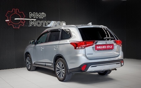 Mitsubishi Outlander III рестайлинг 3, 2019 год, 2 240 000 рублей, 14 фотография