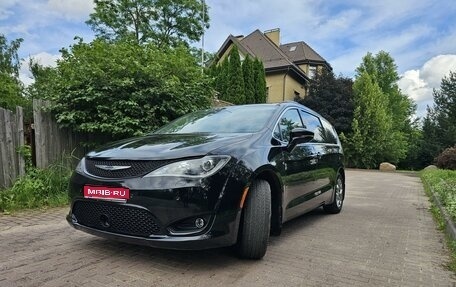 Chrysler Pacifica (RU), 2019 год, 3 350 000 рублей, 1 фотография