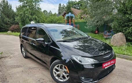 Chrysler Pacifica (RU), 2019 год, 3 350 000 рублей, 5 фотография