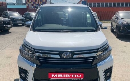 Toyota Voxy III, 2017 год, 2 599 000 рублей, 2 фотография