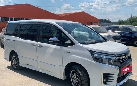 Toyota Voxy III, 2017 год, 2 599 000 рублей, 4 фотография