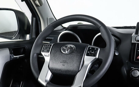 Toyota Land Cruiser Prado 150 рестайлинг 2, 2013 год, 3 698 000 рублей, 17 фотография
