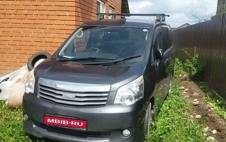 Toyota Noah III, 2010 год, 1 450 000 рублей, 1 фотография