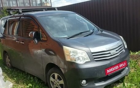 Toyota Noah III, 2010 год, 1 450 000 рублей, 7 фотография