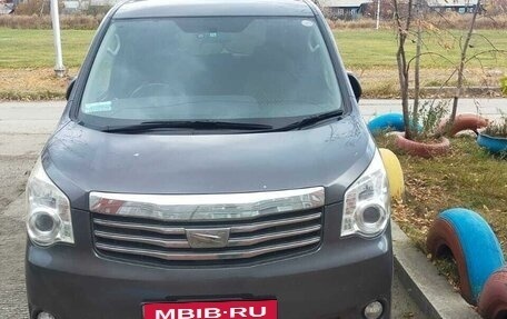 Toyota Noah III, 2010 год, 1 450 000 рублей, 2 фотография