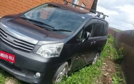 Toyota Noah III, 2010 год, 1 450 000 рублей, 4 фотография