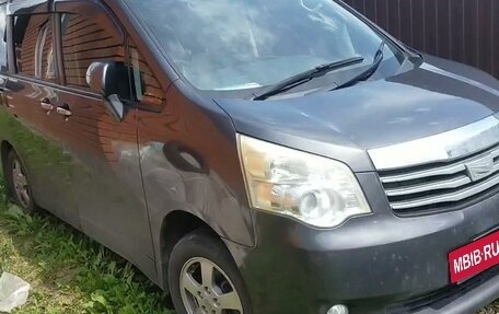 Toyota Noah III, 2010 год, 1 450 000 рублей, 15 фотография