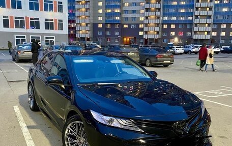 Toyota Camry, 2020 год, 3 190 000 рублей, 2 фотография