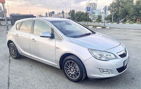 Opel Astra J, 2011 год, 620 000 рублей, 1 фотография