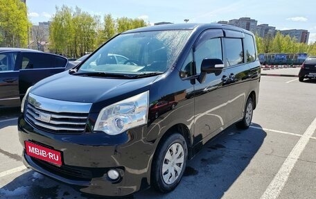 Toyota Noah III, 2012 год, 1 800 000 рублей, 1 фотография