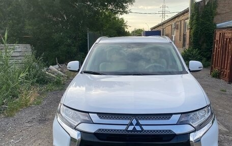 Mitsubishi Outlander III рестайлинг 3, 2021 год, 2 800 000 рублей, 4 фотография