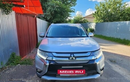 Mitsubishi Outlander III рестайлинг 3, 2015 год, 1 830 000 рублей, 2 фотография