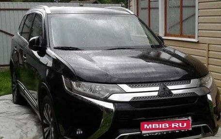 Mitsubishi Outlander III рестайлинг 3, 2018 год, 2 300 000 рублей, 2 фотография