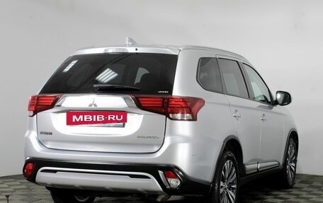 Mitsubishi Outlander III рестайлинг 3, 2020 год, 2 500 000 рублей, 5 фотография