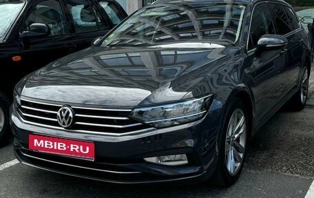 Volkswagen Passat B8 рестайлинг, 2020 год, 3 299 999 рублей, 2 фотография