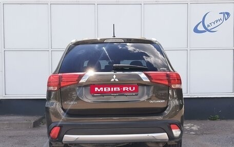 Mitsubishi Outlander III рестайлинг 3, 2016 год, 1 899 000 рублей, 6 фотография