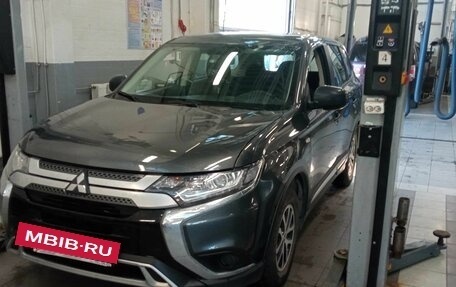 Mitsubishi Outlander III рестайлинг 3, 2020 год, 2 172 000 рублей, 2 фотография