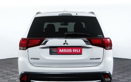 Mitsubishi Outlander III рестайлинг 3, 2017 год, 2 490 000 рублей, 6 фотография