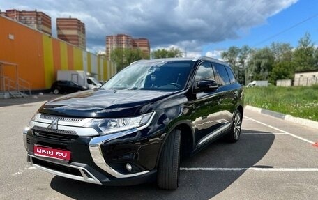 Mitsubishi Outlander III рестайлинг 3, 2018 год, 2 230 000 рублей, 1 фотография