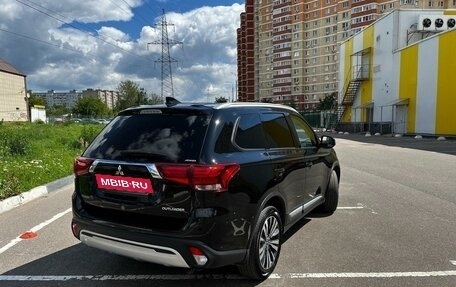 Mitsubishi Outlander III рестайлинг 3, 2018 год, 2 230 000 рублей, 2 фотография