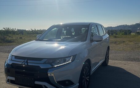 Mitsubishi Outlander III рестайлинг 3, 2022 год, 3 190 000 рублей, 2 фотография