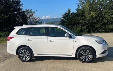 Mitsubishi Outlander III рестайлинг 3, 2022 год, 3 190 000 рублей, 4 фотография