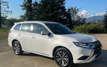 Mitsubishi Outlander III рестайлинг 3, 2022 год, 3 190 000 рублей, 5 фотография